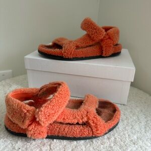 Fendi Orange shearling Sandals. Size 37 EU